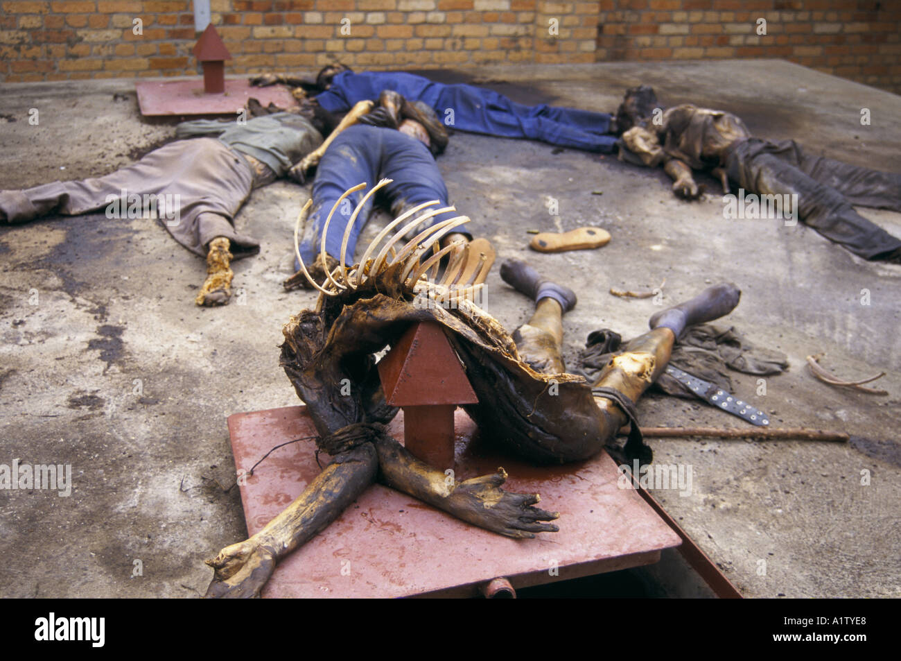 Il massacro di Kabgayi site.corpi torturati. Genocidio in Ruanda.corpo morto con gabbia costale esposti e le mani legate dietro la schiena.1994 Foto Stock