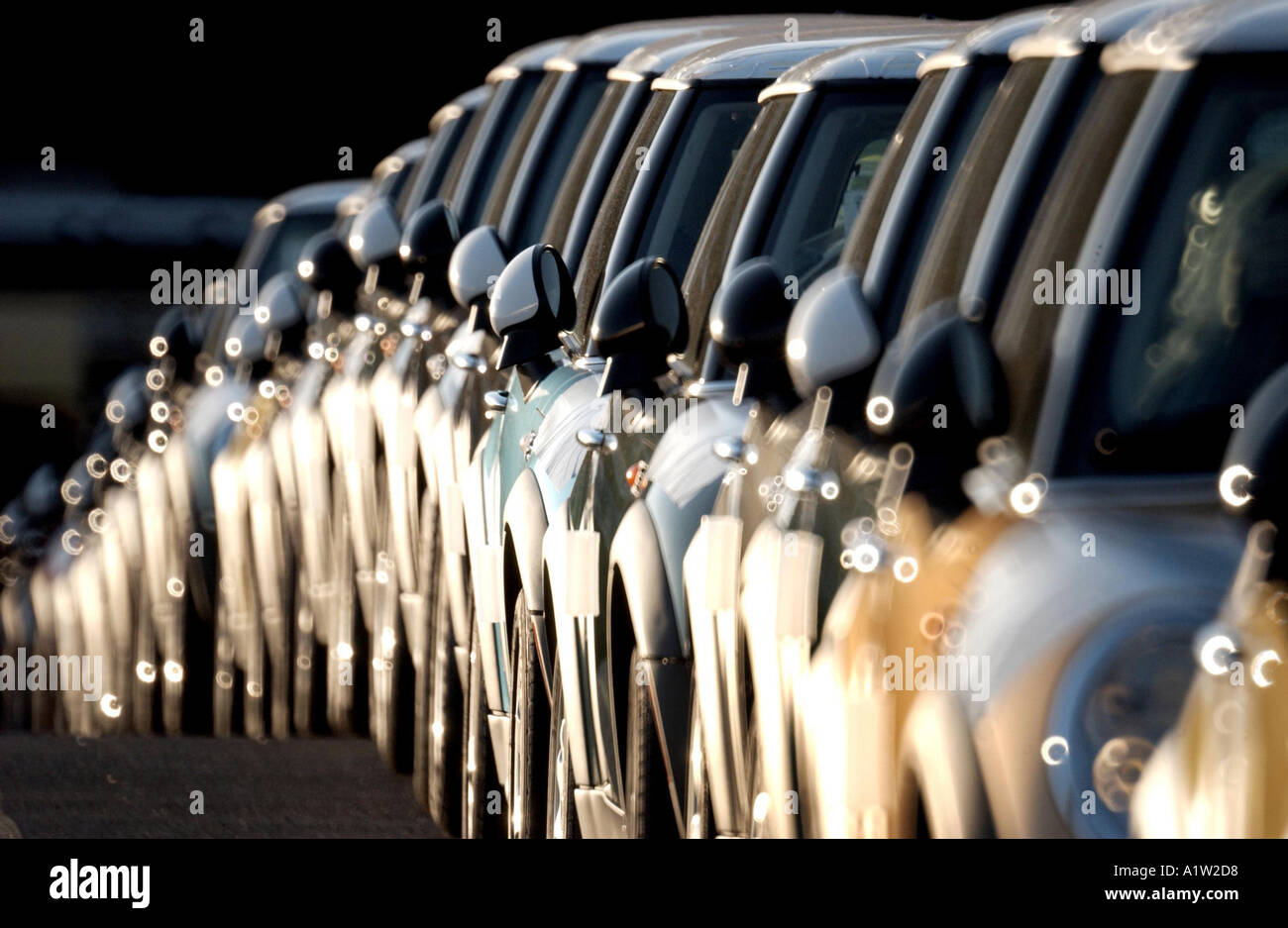 BMW s nuovo baby Mini BMW con Mini Coopers Foto Stock