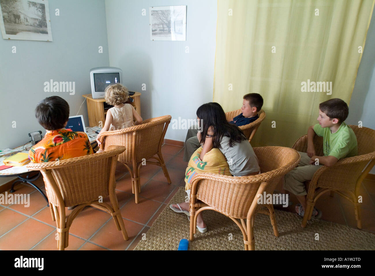 I ragazzi e le ragazze di guardare la televisione Foto Stock