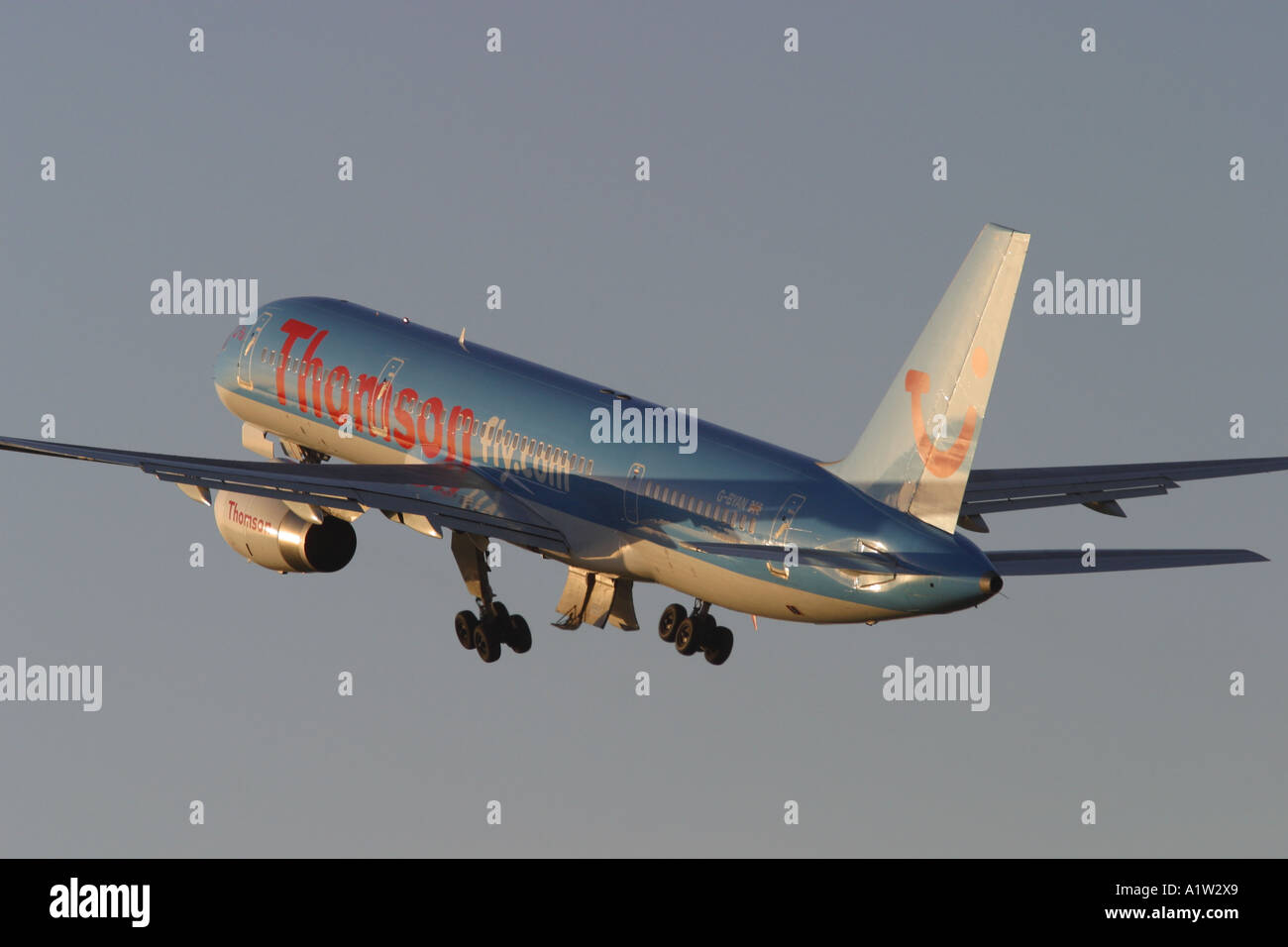 Thomson compagnie aeree charter vacanze volo al tramonto Foto Stock