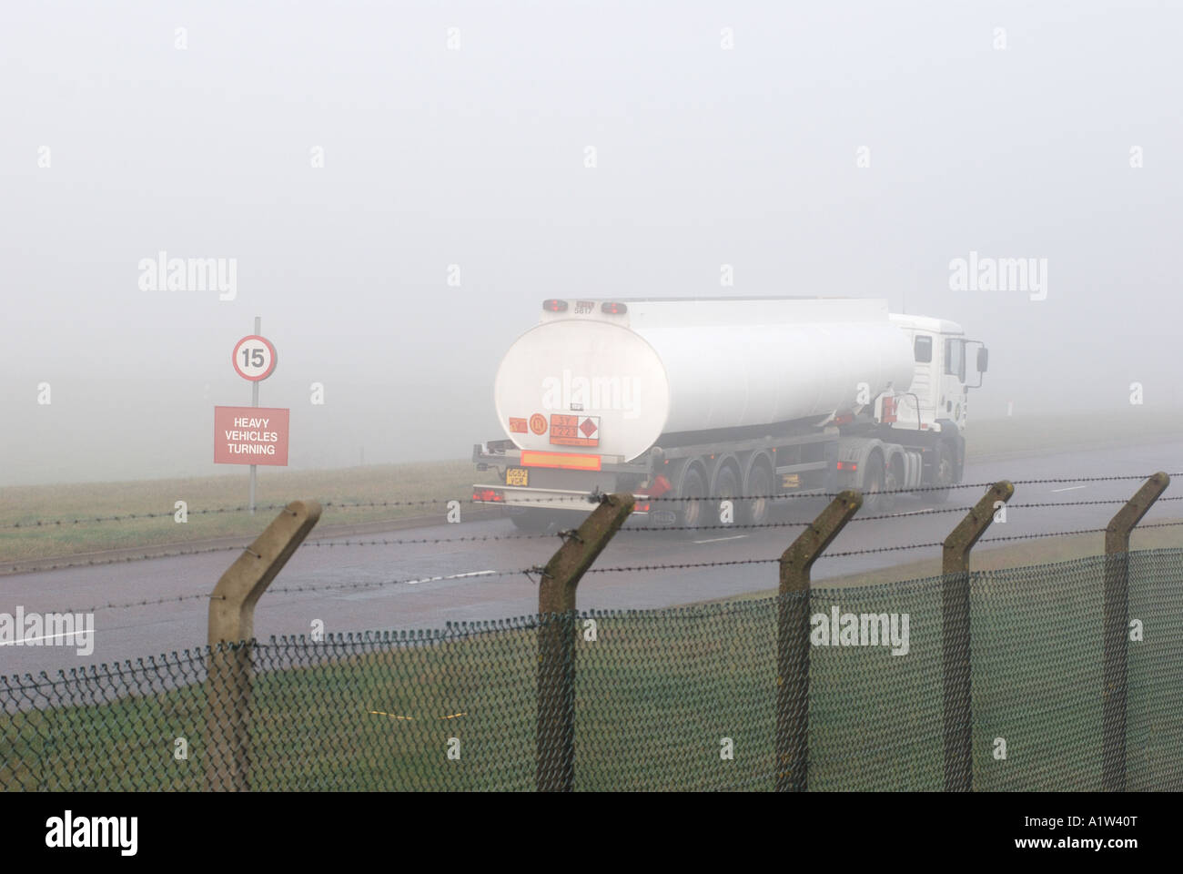 L'Aeroporto Internazionale di Birmingham in una fitta nebbia invernale, West Midlands, England, Regno Unito Foto Stock