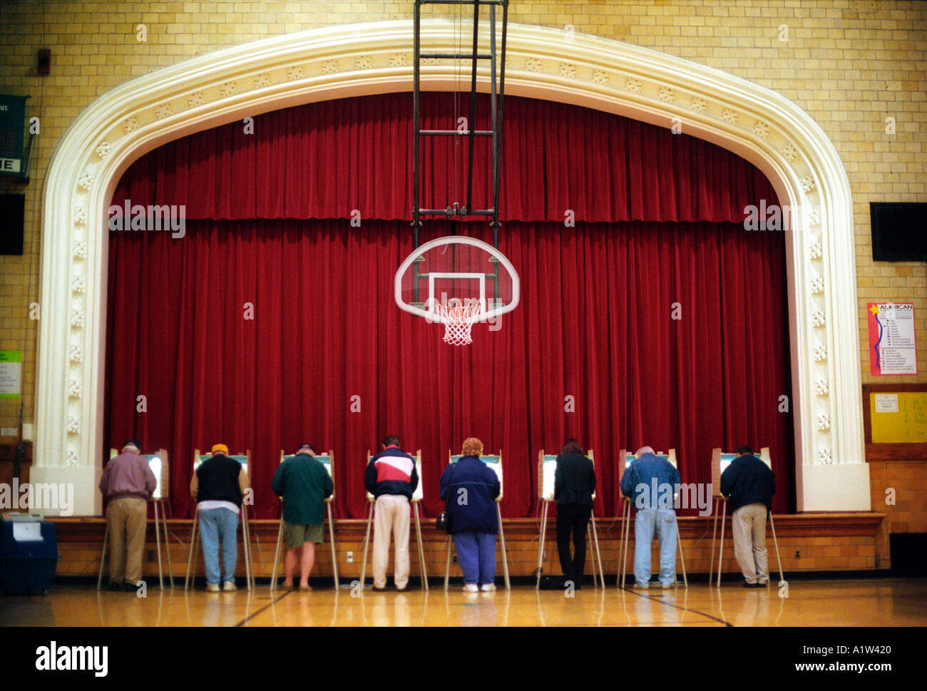 Dearborn Michigan elettori votare nelle elezioni presidenziali 2000 presso un luogo di polling in una palestra della scuola Foto Stock