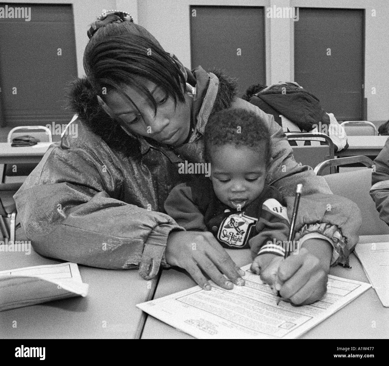Benessere destinatario compila la domanda di lavoro Foto Stock