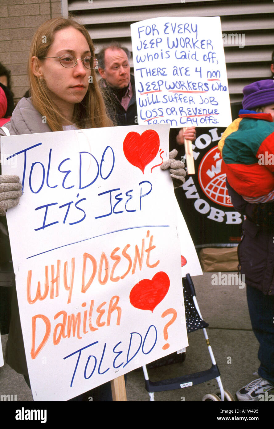 Toledo Ohio lavoratori presso DaimlerChryslers Jeep piante in Toledo Ohio unirsi ai membri della comunità per protestare contro i licenziamenti Foto Stock