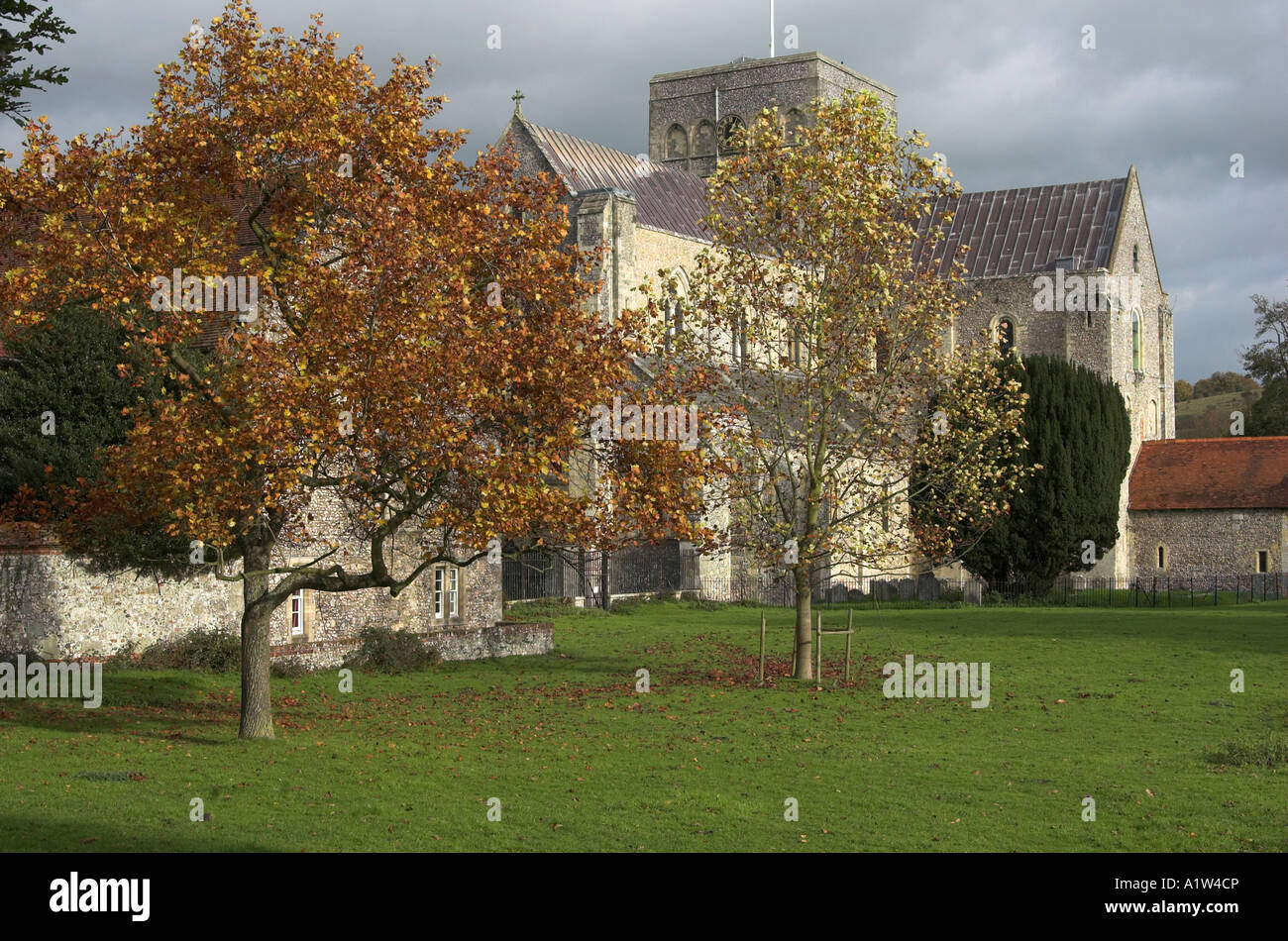 Santa Croce Abbazia Winchester, Hampshire, Inghilterra nel tardo pomeriggio di sole autunnale Foto Stock