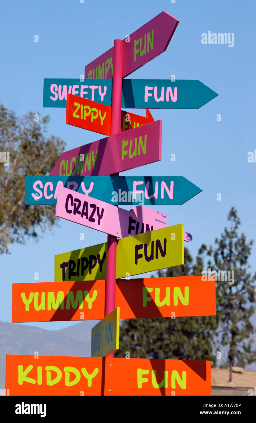 Segni di carnevale sottolineando il divertimento a Los Angeles County Fair Pomona California USA Foto Stock