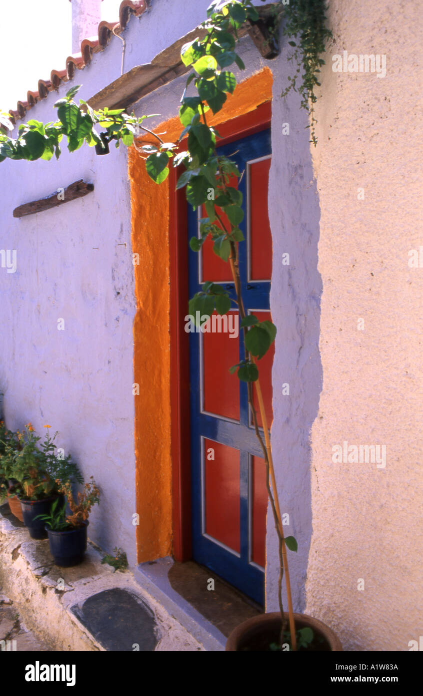 Vivacemente colorato porta in vicolo della città vecchia di Alonissos Grecia numero 2042 Foto Stock