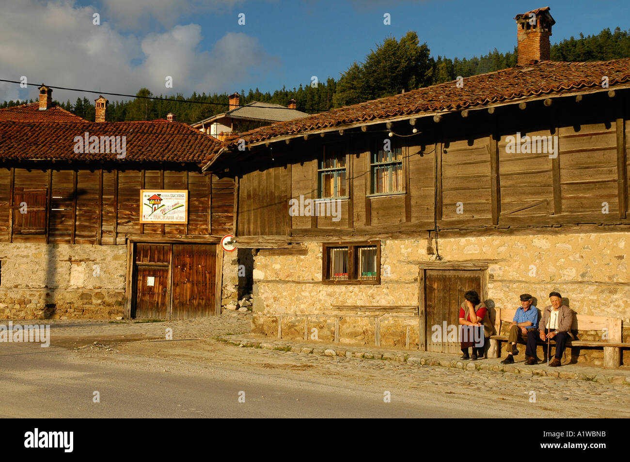 Villaggio persone che parlano in Koprivshtitsa, Bulgaria, Balcani, Europa Foto Stock