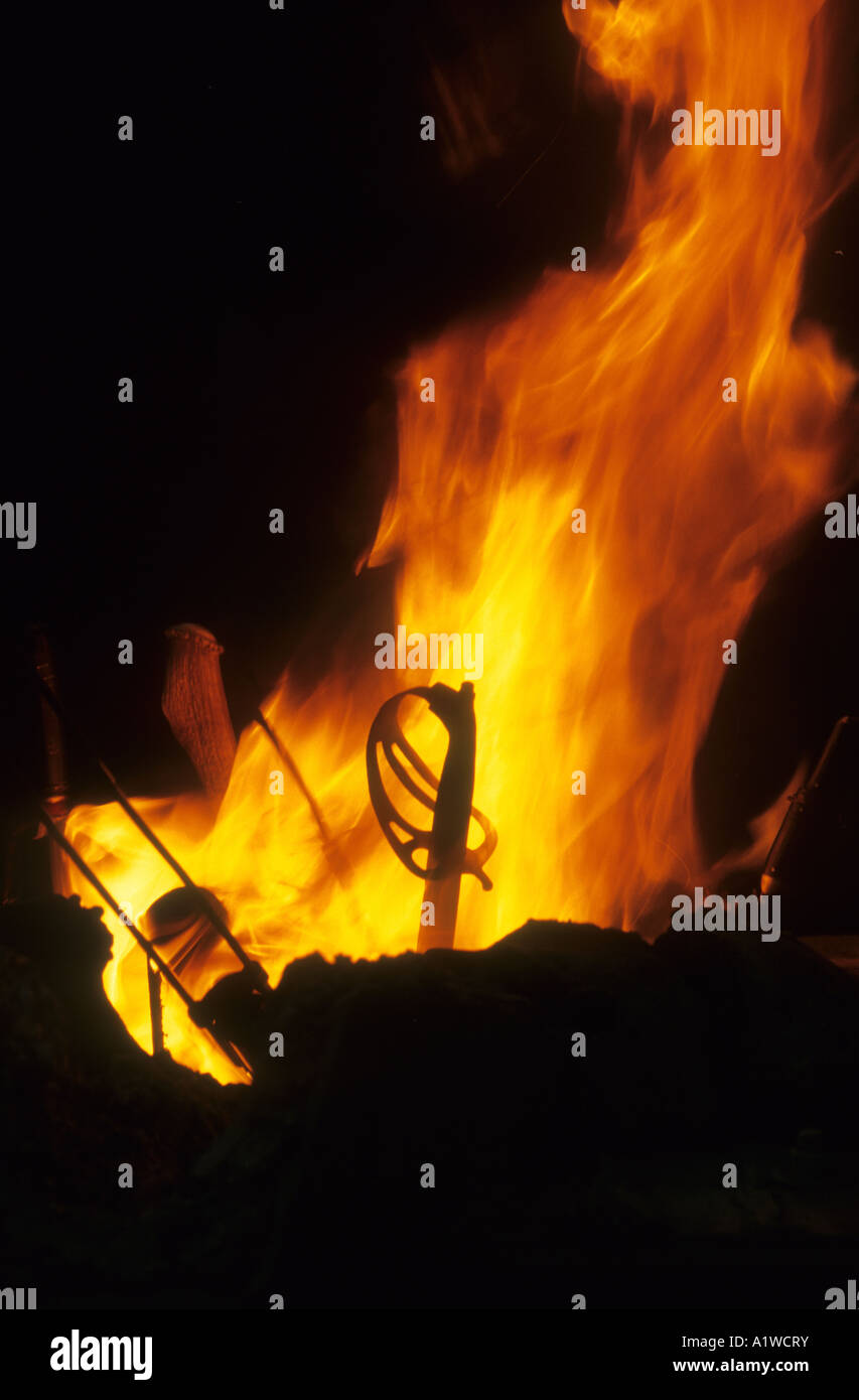 Una spada di essere inghiottito dalle fiamme di un forno.proverbio biblico "Forgeranno le loro spade in vomeri Foto Stock