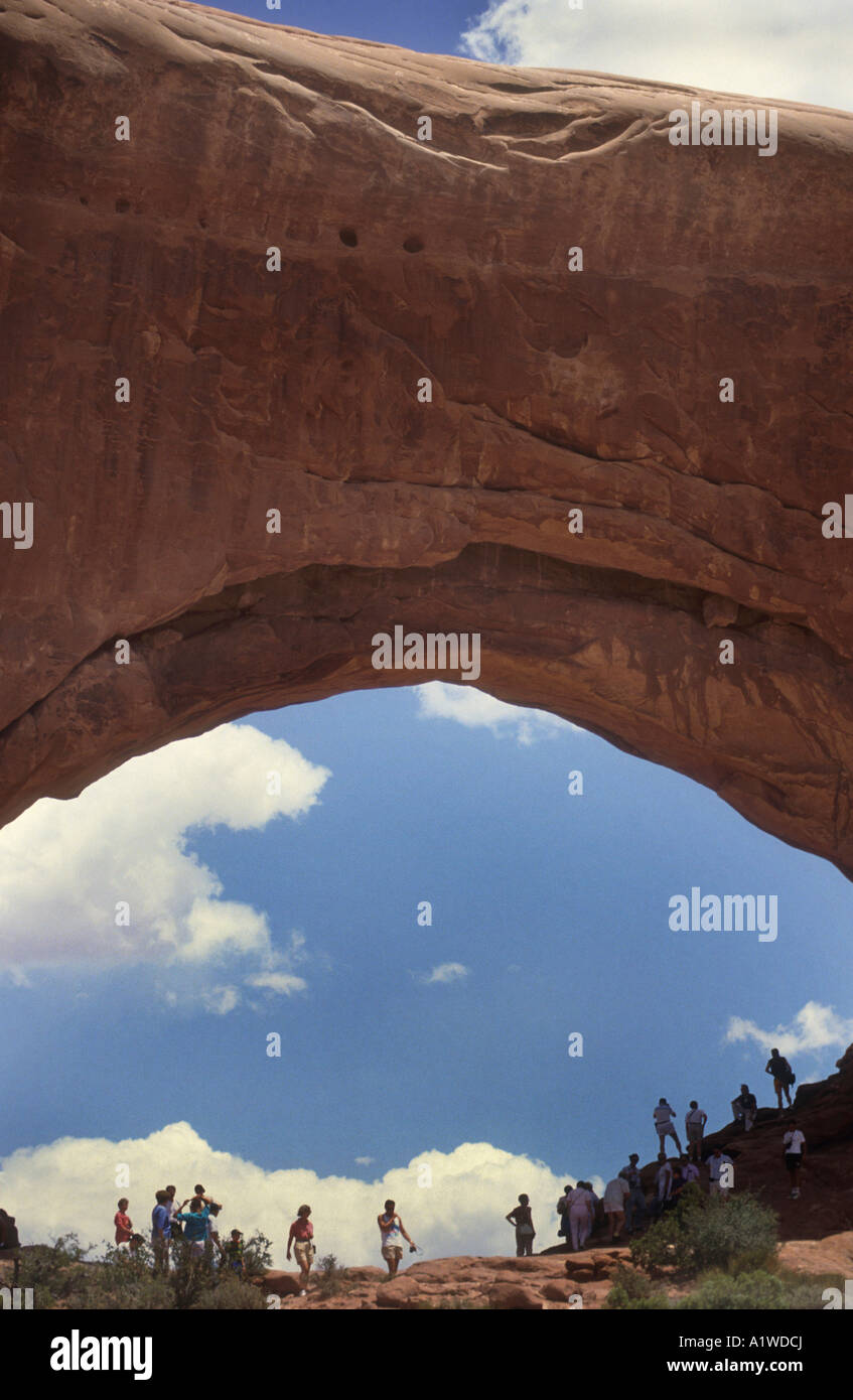 I turisti che visitano Arches National Park nello Utah Stati Uniti d'America.Anche una posizione utilizzata nel film Indiana Jones e l'ultima crociata. Foto Stock