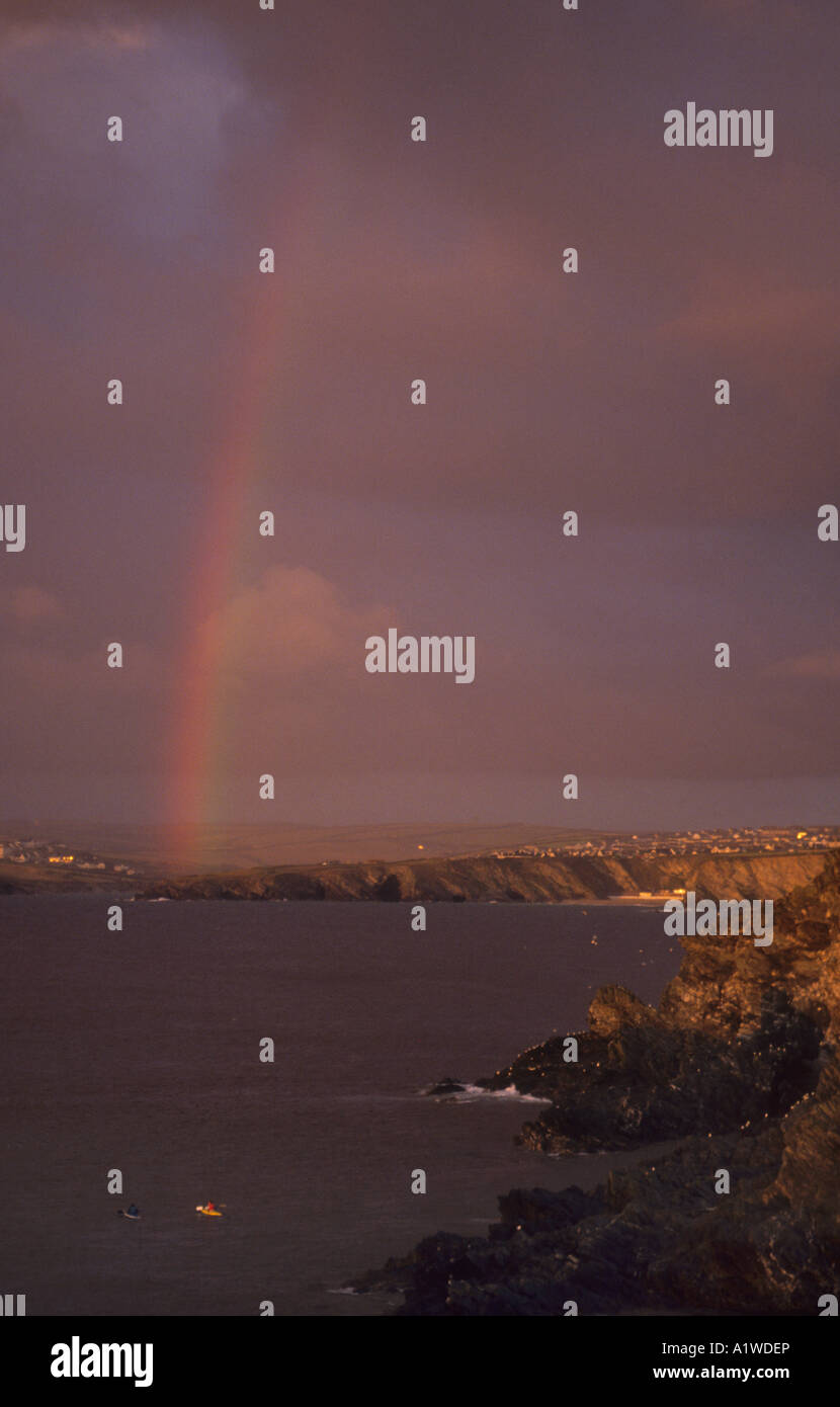 Rainbow formando accanto alla costa in Newquay Cornwall Inghilterra. Foto Stock