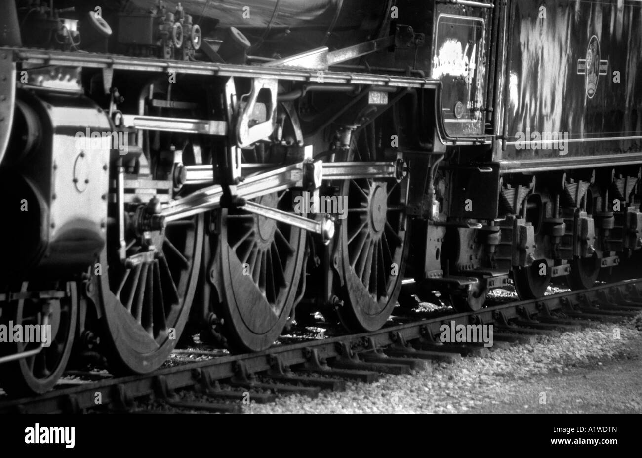 Le ruote e i meccanismi di un grande Marchese Classe Treno a Vapore ,all'Churnet Valley Railway Centro in Staffordshire Inghilterra. Foto Stock