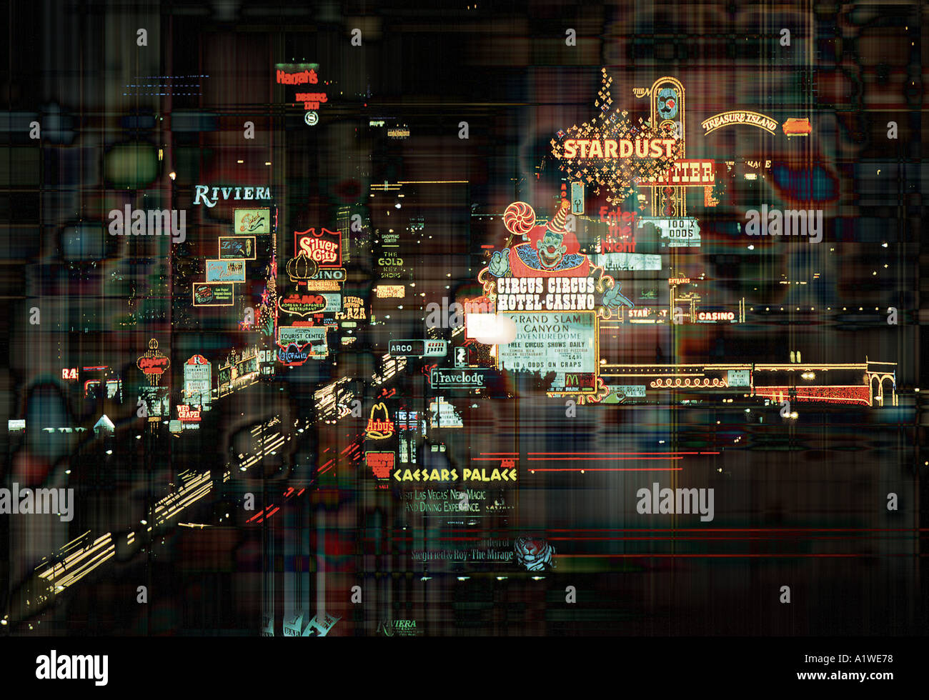 Una miriade di segni di tutti i tipi e dimensioni significano Las Vegas Boulevard di Las Vegas Nevada Foto Stock