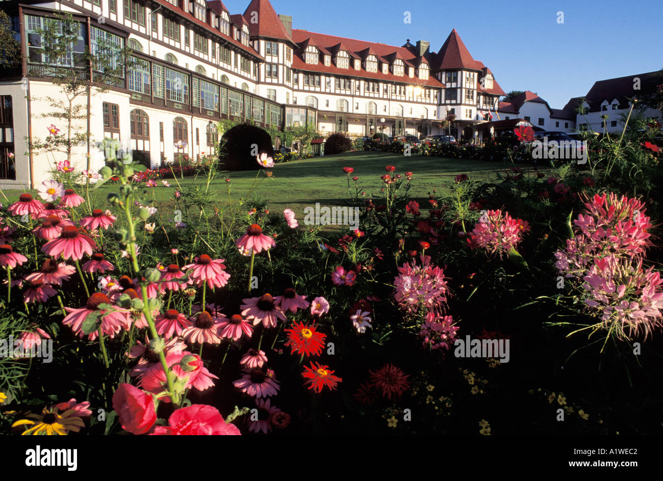 Il Fairmont Algonquin Hotel in St Andrews New Brunswick Canada con giardino fiorito in primo piano Foto Stock