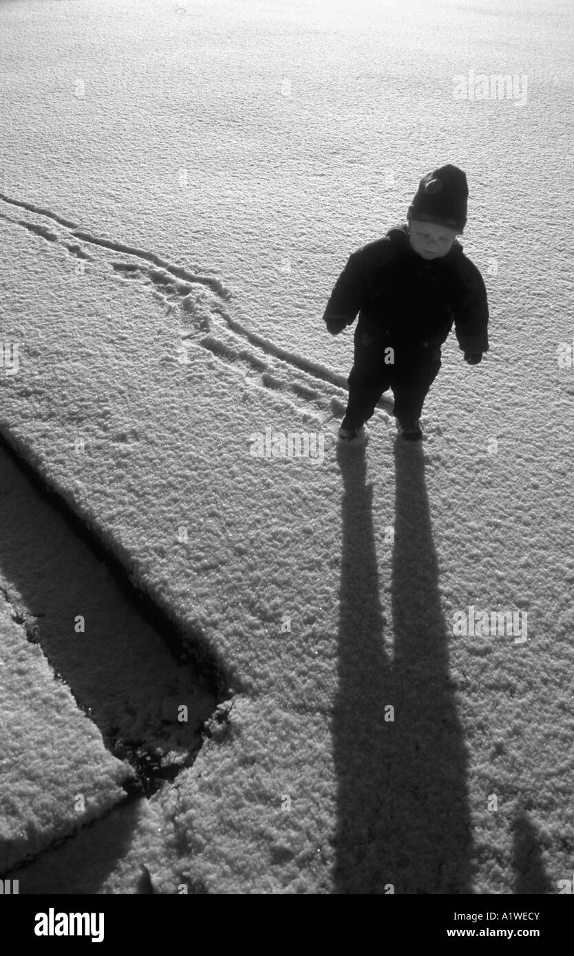 Ragazzi piccoli prima esperienza di camminare nella neve. Foto Stock