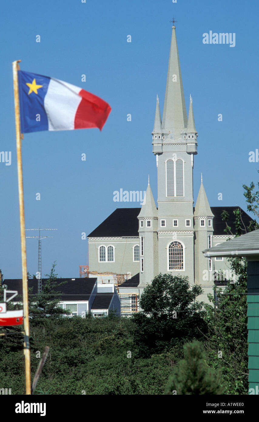 In legno chiesa cattolica e Acadian bandiera in pole in Clare County Nova Scotia Canada Foto Stock