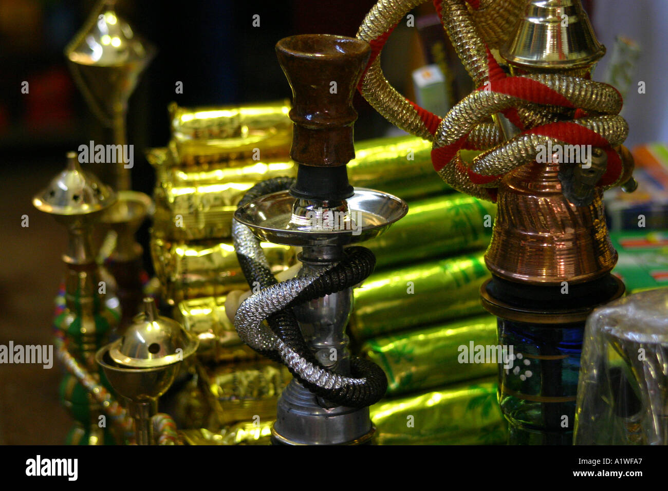 Il tabacco acqua tubo per fumare in luogo di mercato a Tel Aviv Yaffo Foto Stock