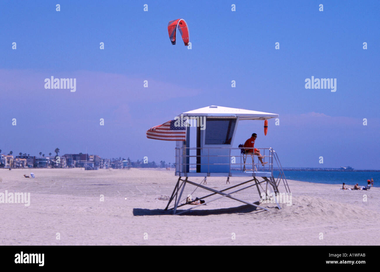 Aquilone vola sulla stazione bagnino sulla lunga spiaggia Spiaggia di Los Angeles in California Foto Stock