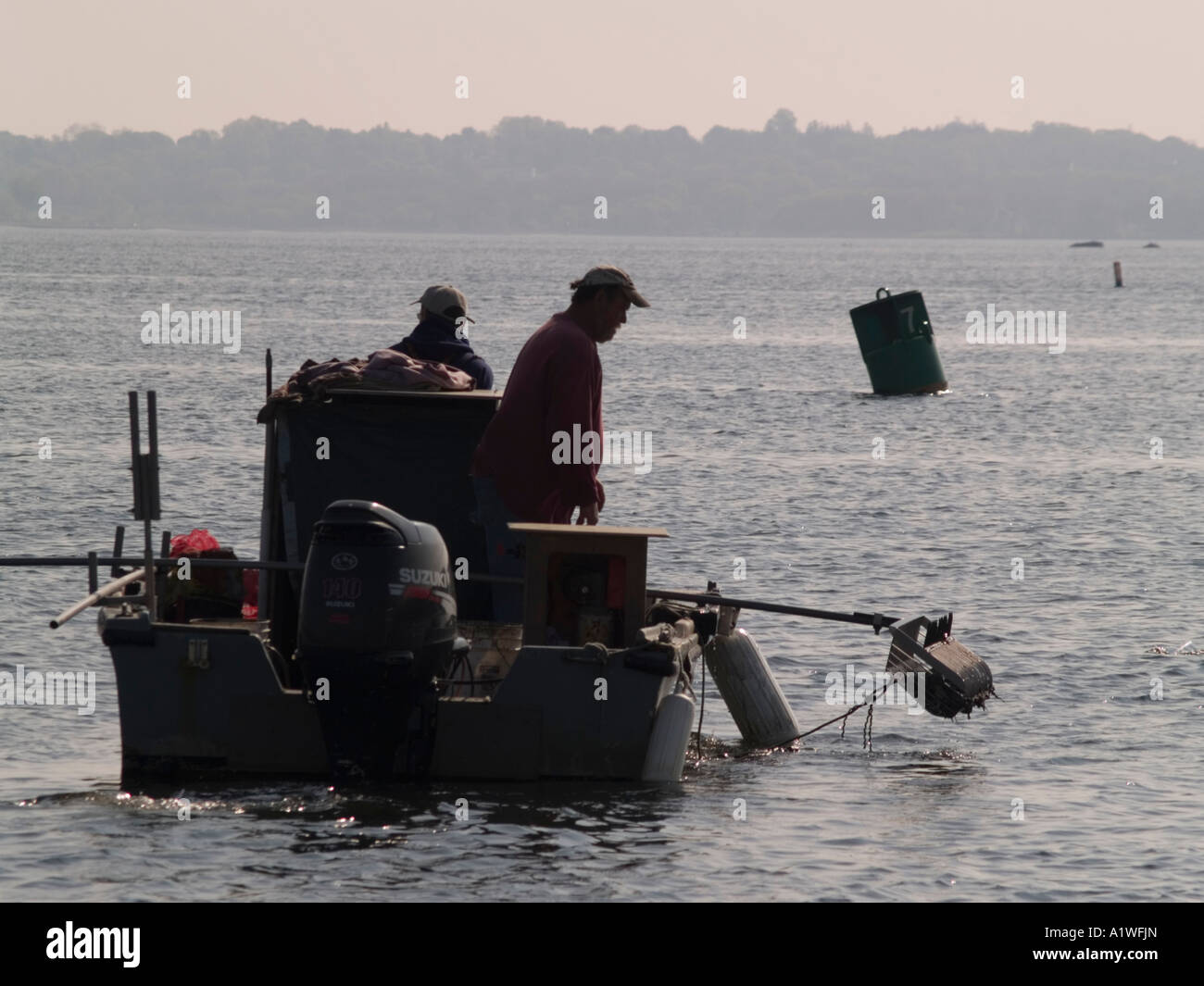 Quahoggers (shell pescatore) opera rastrellando per le vongole in Narragansett Bay Foto Stock