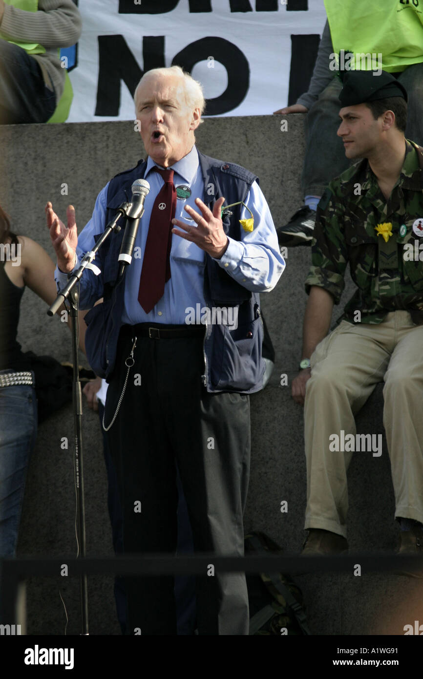 Tony Benn ex MP del lavoro di parlare ad un anti war demo a Londra Trafalgar Square 2005 Foto Stock