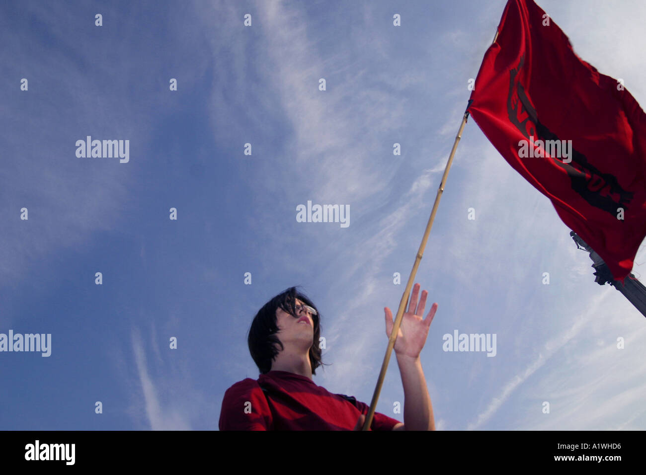 Anti war protester sventola una bandiera della rivoluzione a Londra 2005 Foto Stock