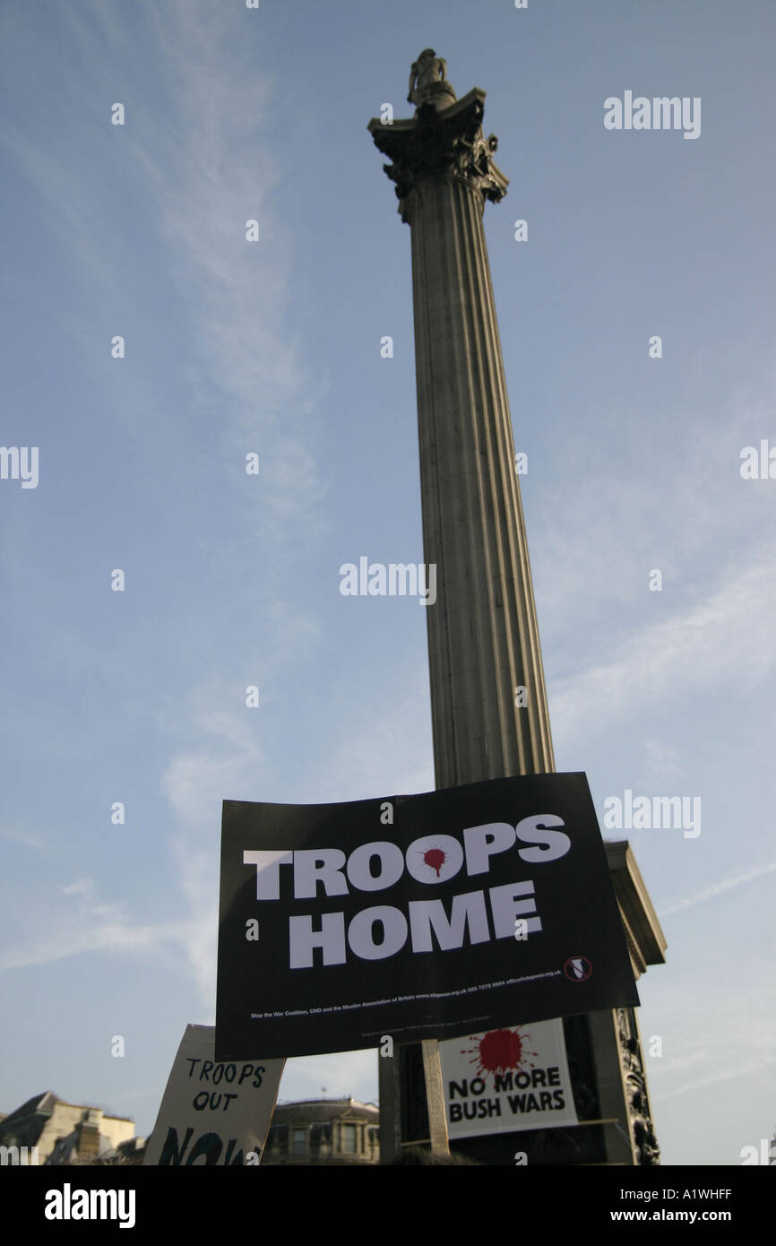 Truppe Home striscione alla Anti war demo a Londra Trafalgar Square 2005 Foto Stock
