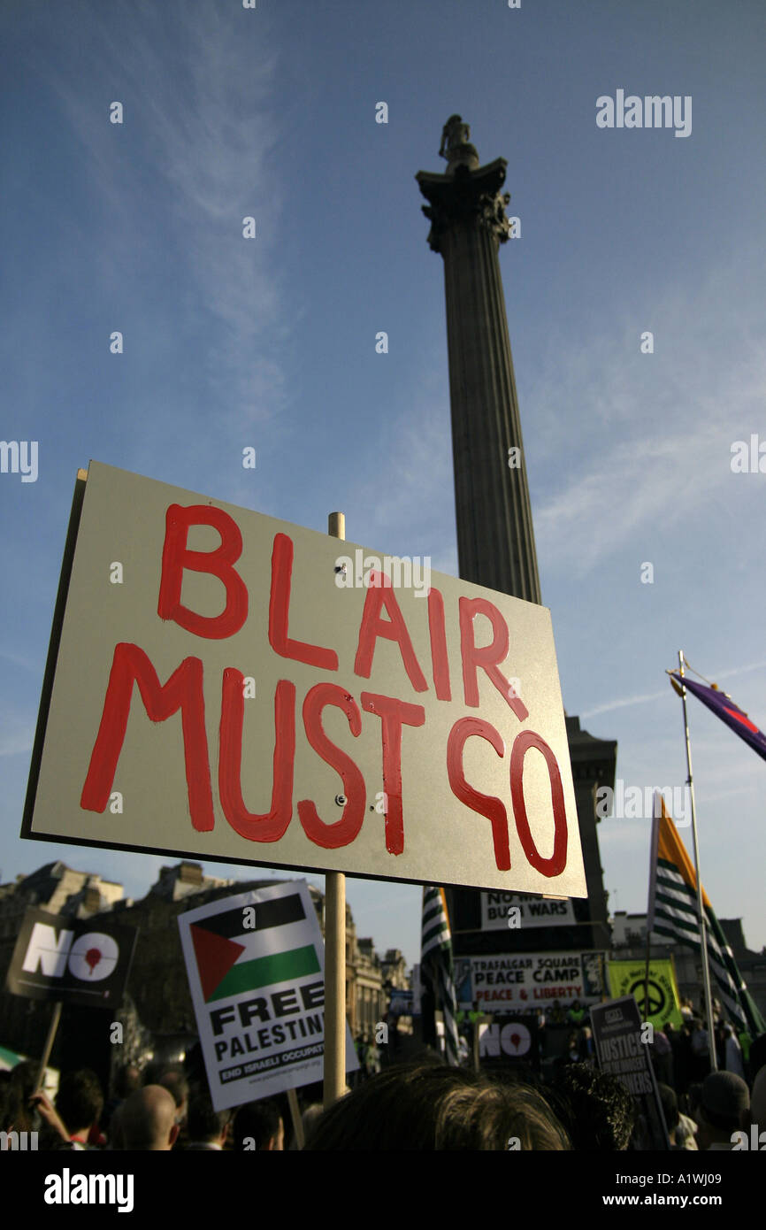 Anti Blair striscione alla anti war demo a Londra Trafalgar Square 2005 Foto Stock