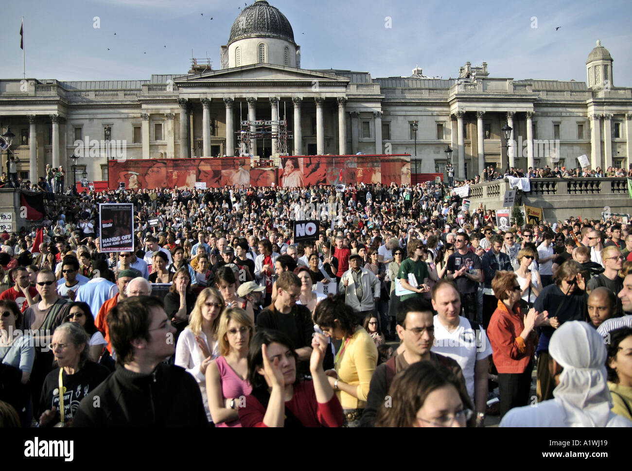 Di fronte alla folla Anti war demo a Londra Trafalgar Square 2005 Foto Stock