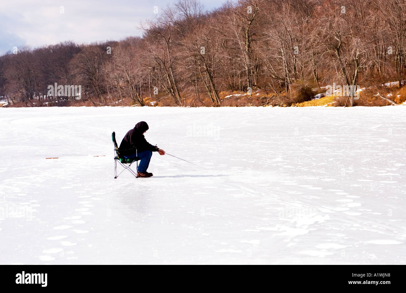 Pesca sul ghiaccio in un lago in Pocono Mountains in Pennsylvania. Foto Stock