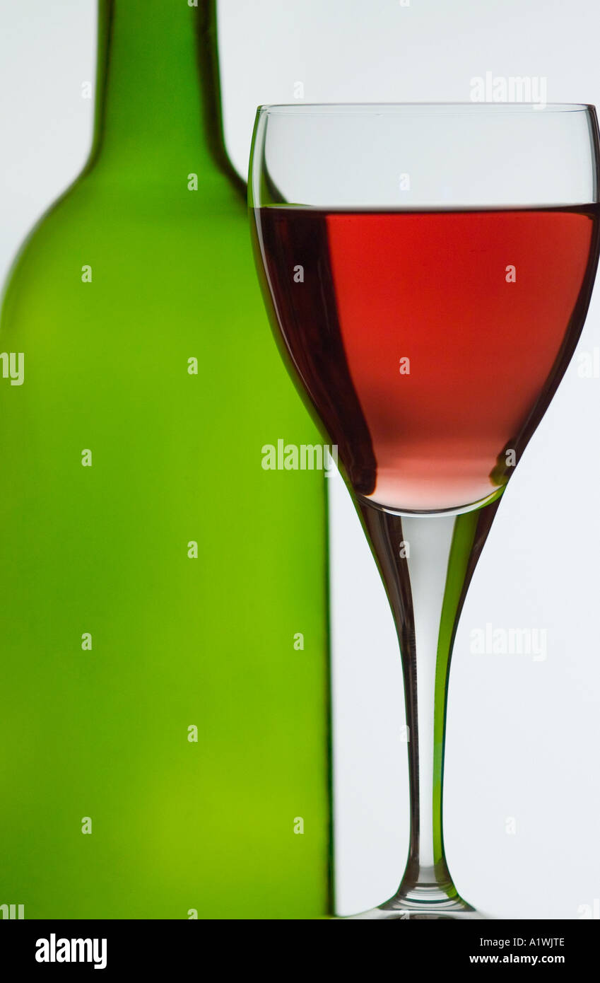 Vino rosso e vetro bottiglia vuota su sfondo bianco Foto Stock