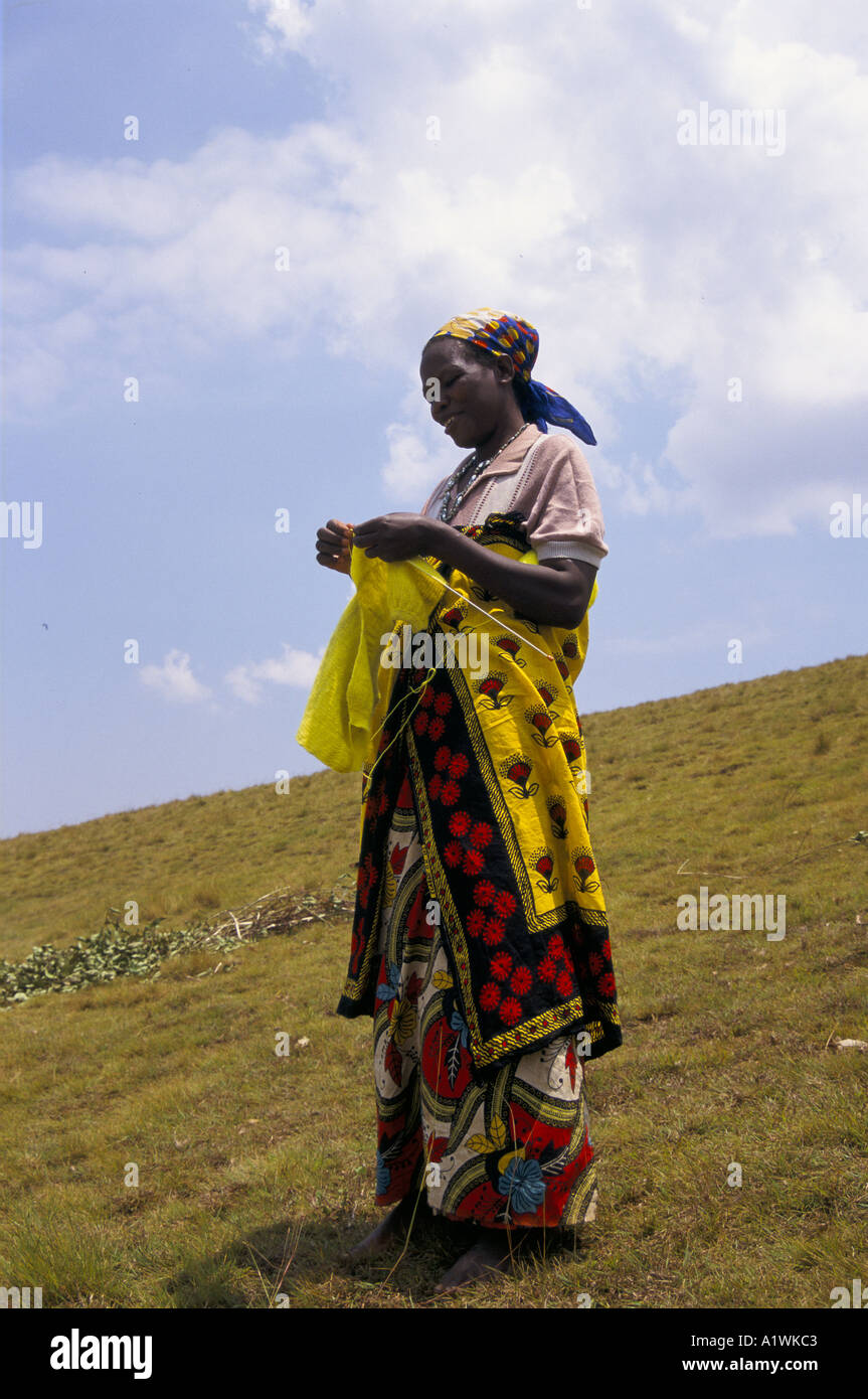 ZAIRE.Dopo il genocidio. Rifugiato rwandese in piedi sul pendio di una collina e di lavorazione a maglia Foto Stock