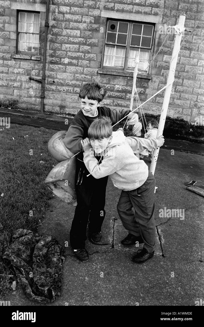 Ragazzi a giocare in Possilpark una zona svantaggiata di Glasgow Scotland Regno Unito Foto Stock