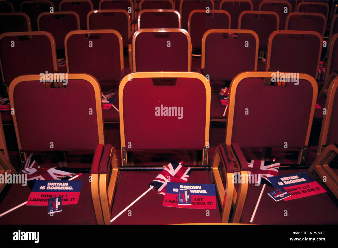 1997 elezione generale TORY RALLY ALBERT HALL . Sedie rosse con unione martinetti e opuscolo intitolato La Gran Bretagna è in pieno boom. Foto Stock