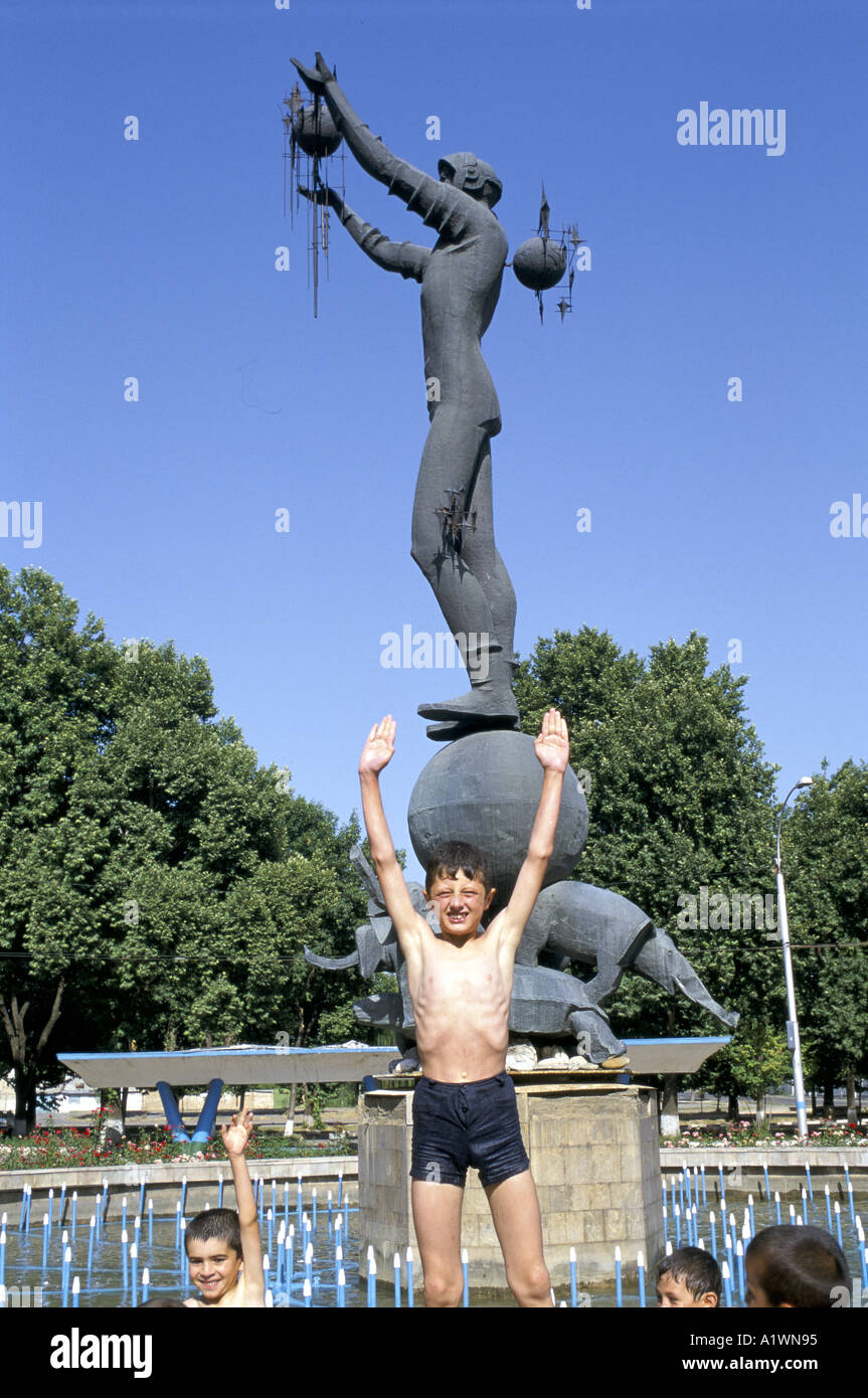 Tagikistan 1998 .Bambino nella fontana accanto alla statua di aviatore vicino all'aeroporto Dushanbe Foto Stock