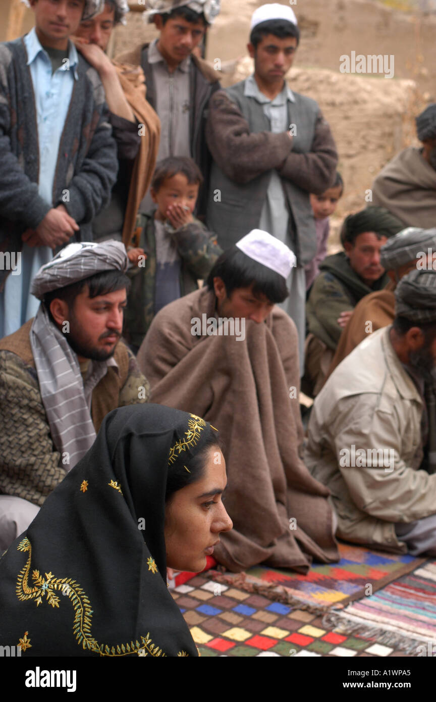 Gli uomini s incontro Khuram Wa Sarbagh Samangan provincia Afghanistan hanno partecipato anche Marina ActionAid progetto lavoratore Foto Stock