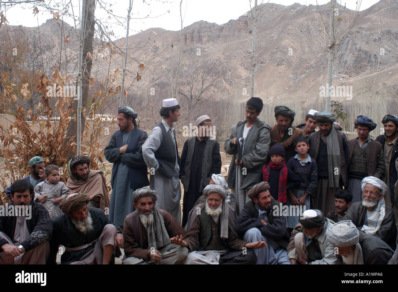 Uomini incontro Khuram Wa Sarbagh Samangan provincia Afghanistan Foto Stock