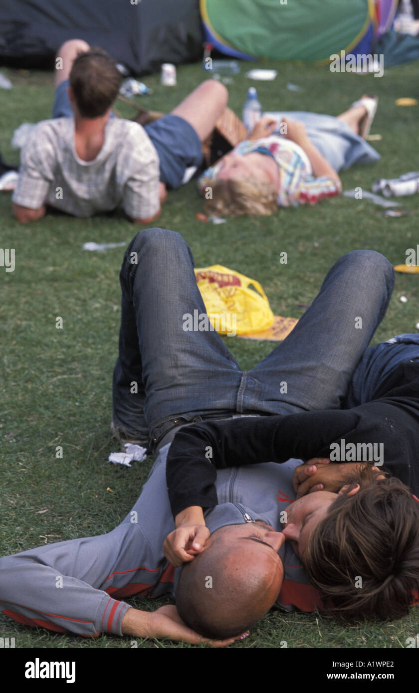 Coppia giovane rilassarsi nel parco in un libero concerto estivo Dalston London Borough of Hackney Foto Stock