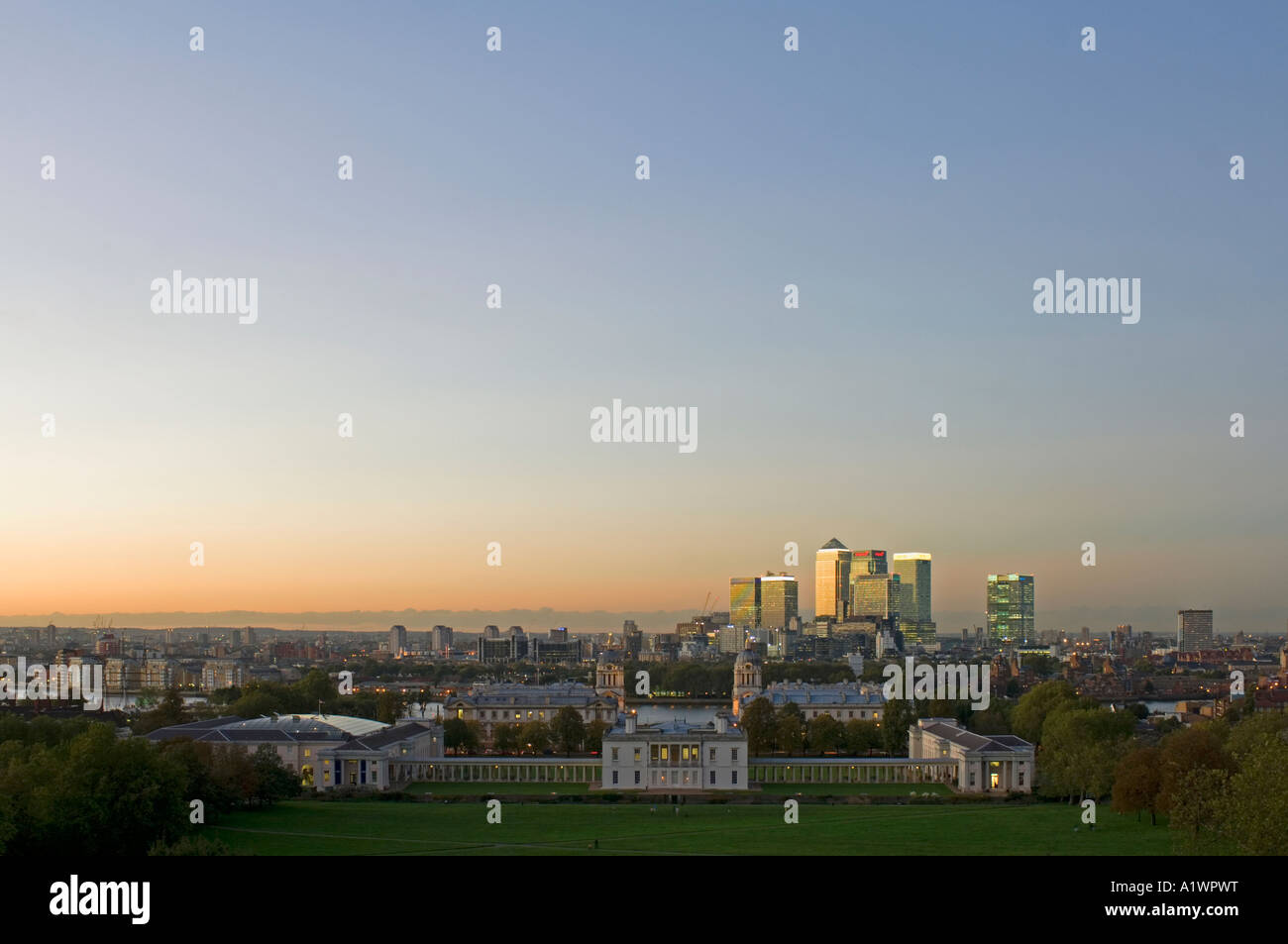 Canary Wharf da Greenwich Park con la Old Royal Naval College e Queens House in primo piano al tramonto, crepuscolo. Foto Stock