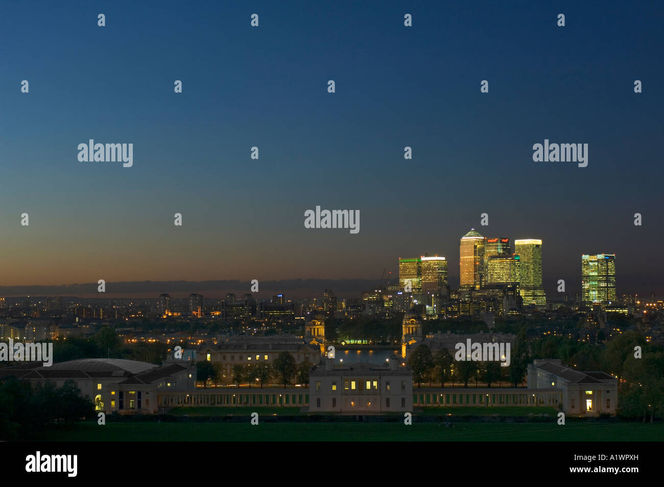 Canary Wharf da Greenwich Park con la Old Royal Naval College e Queens House in primo piano al tramonto, il crepuscolo della sera. Foto Stock