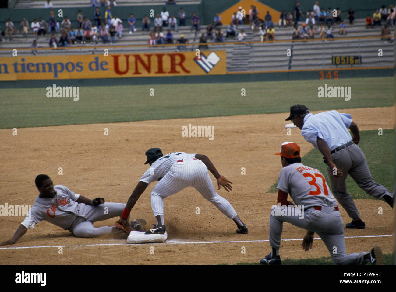 CUBA . Arbitro orologi come FIELDER rende giocatore fuori come egli scivola a toccare la base durante il gioco BALLPARK 1993 Foto Stock