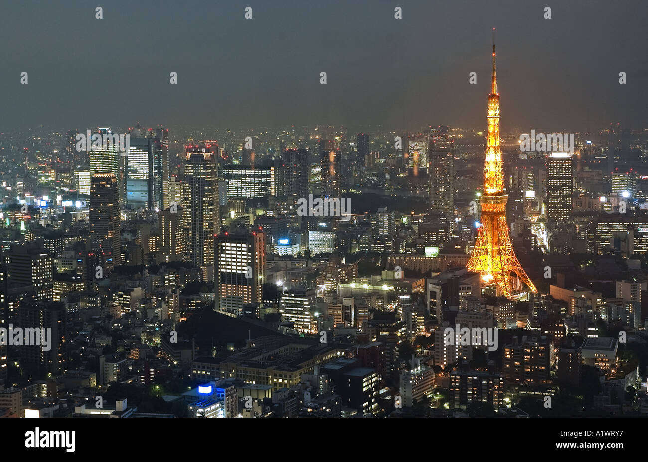 La Torre di Tokyo si illumina di arancione in una vista da Mori Tower a Roppongi Hills Tokyo Giappone Foto Stock