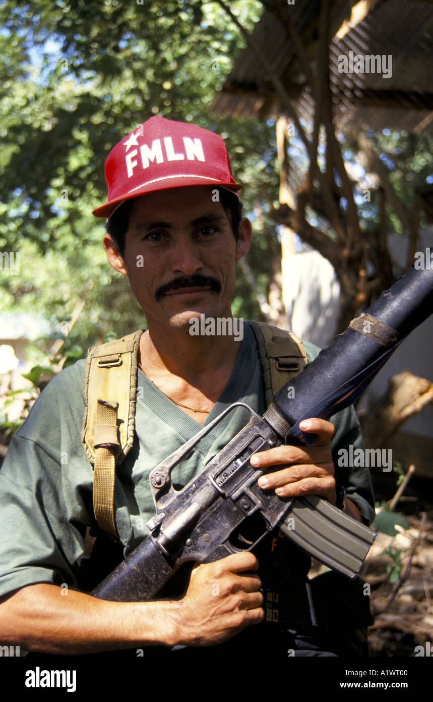 La PACE IN EL SALVADOR FMLN FIGHTER in attesa di essere smobilitati SAN VICENTE 1992 Foto Stock