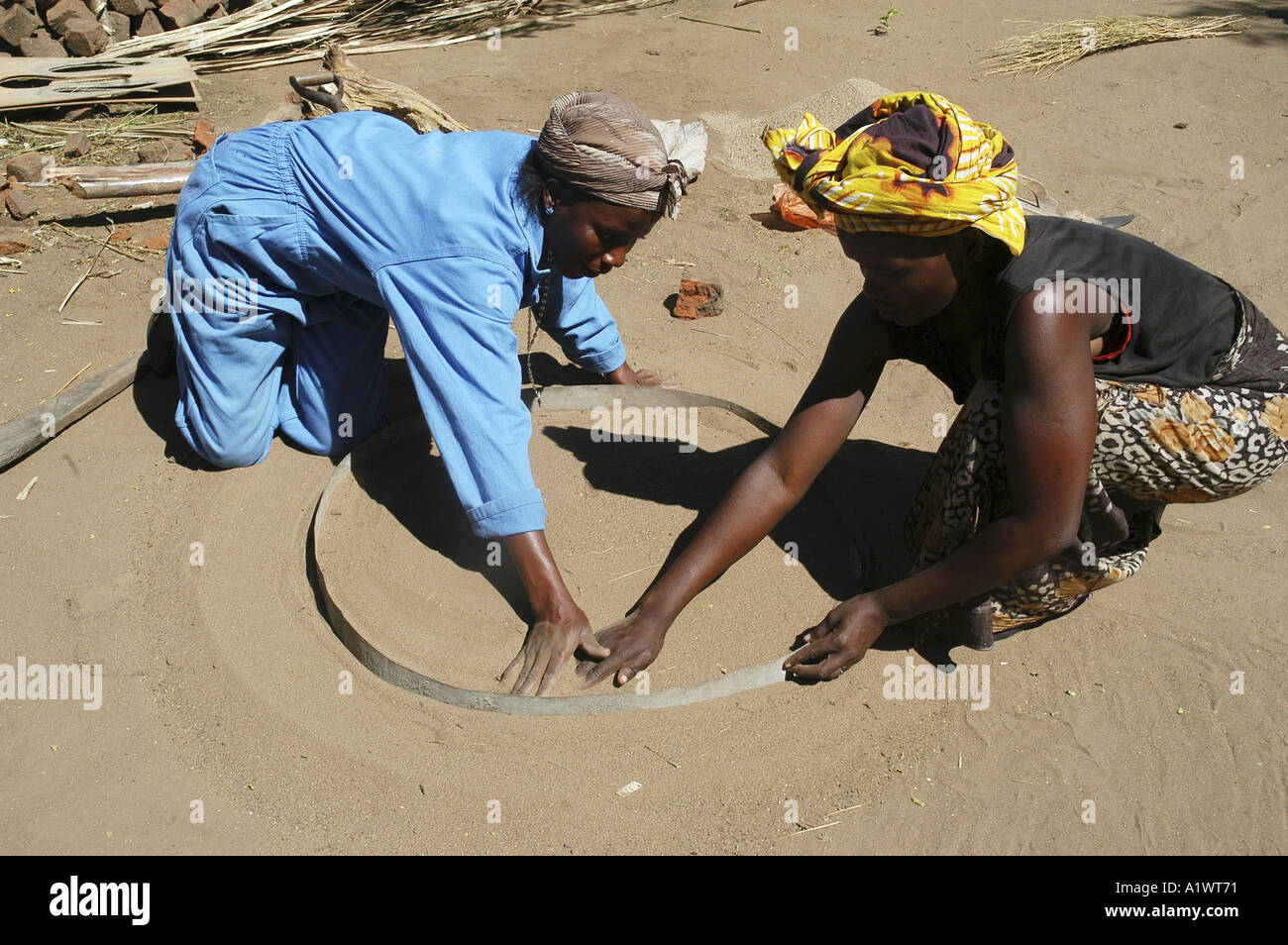 Le donne dal comitato di igiene rendendo le latrine al fine di elevare il livello di salute della comunità Foto Stock