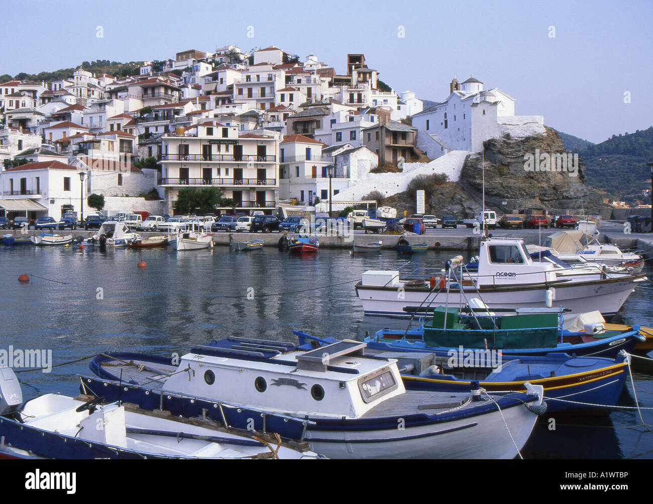 Porto di Skopelos con la città sullo sfondo numero 1821 Foto Stock