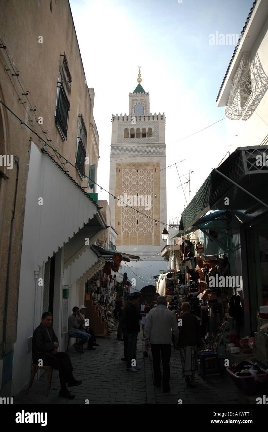 La Moschea Zitouna minareto visto dal bazaar nella medina di Tunisi, capitale della Tunisia Foto Stock