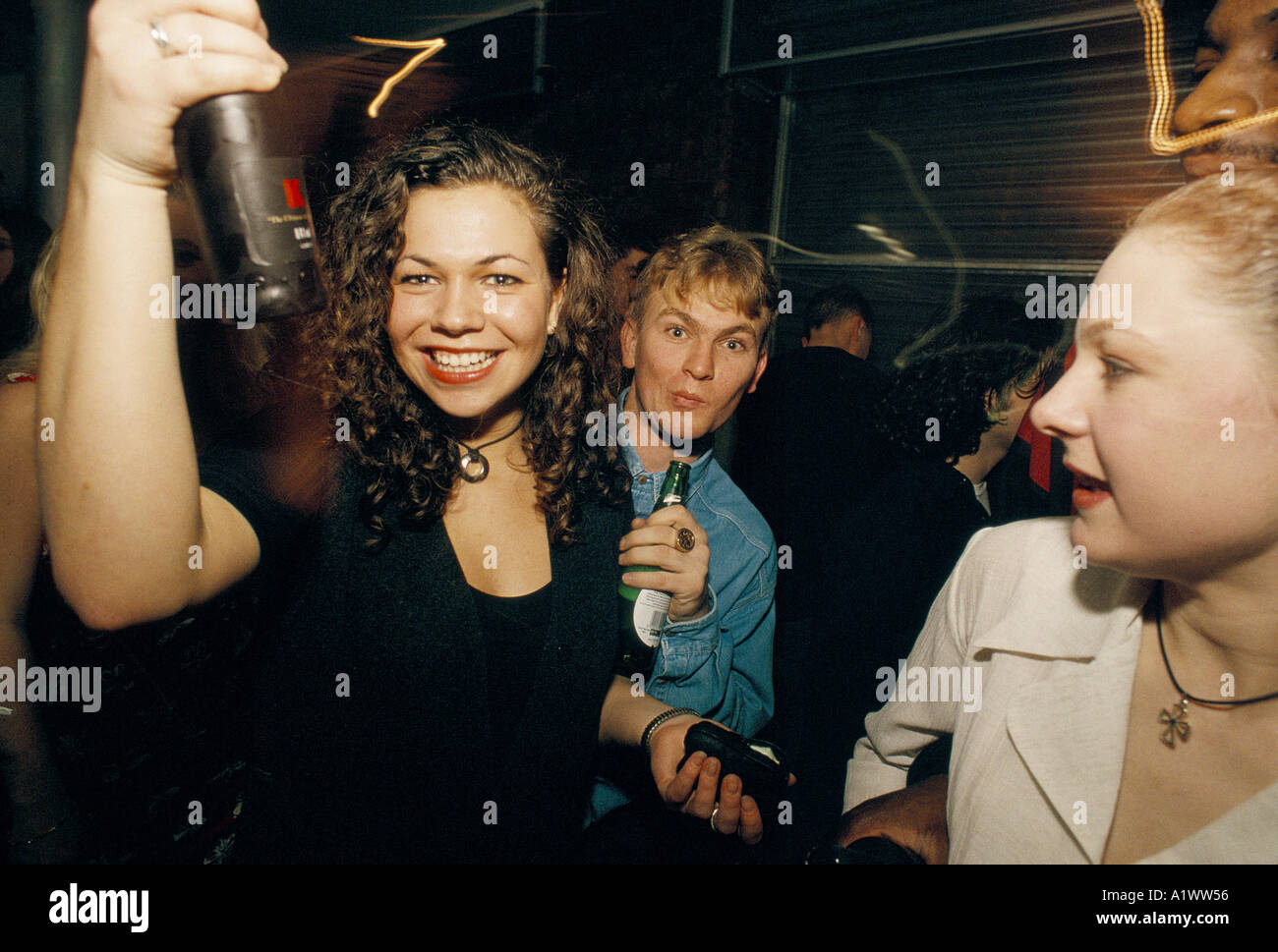 Giovani uomini e donne di bere su una notte fuori. Foto Stock