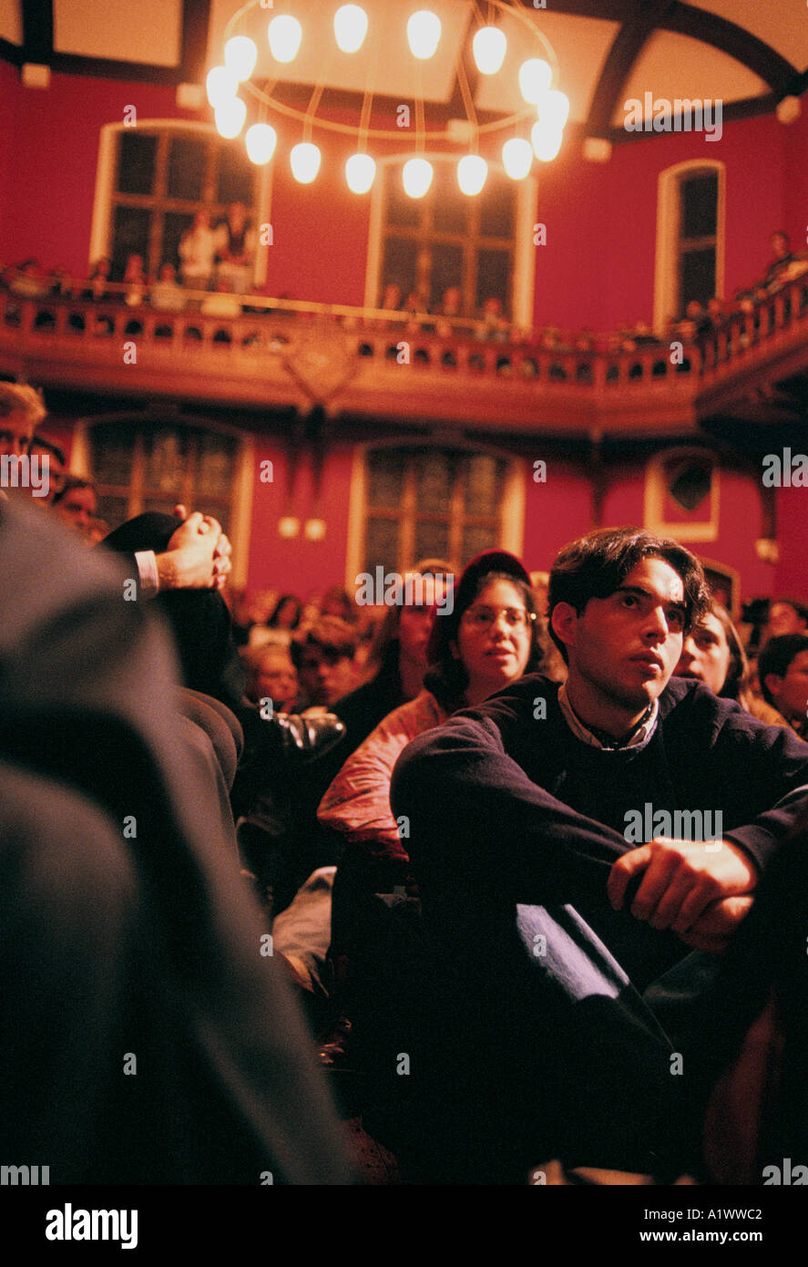 Gli studenti ascolto presso la Oxford University discutendo la società inverno 1993 Foto Stock