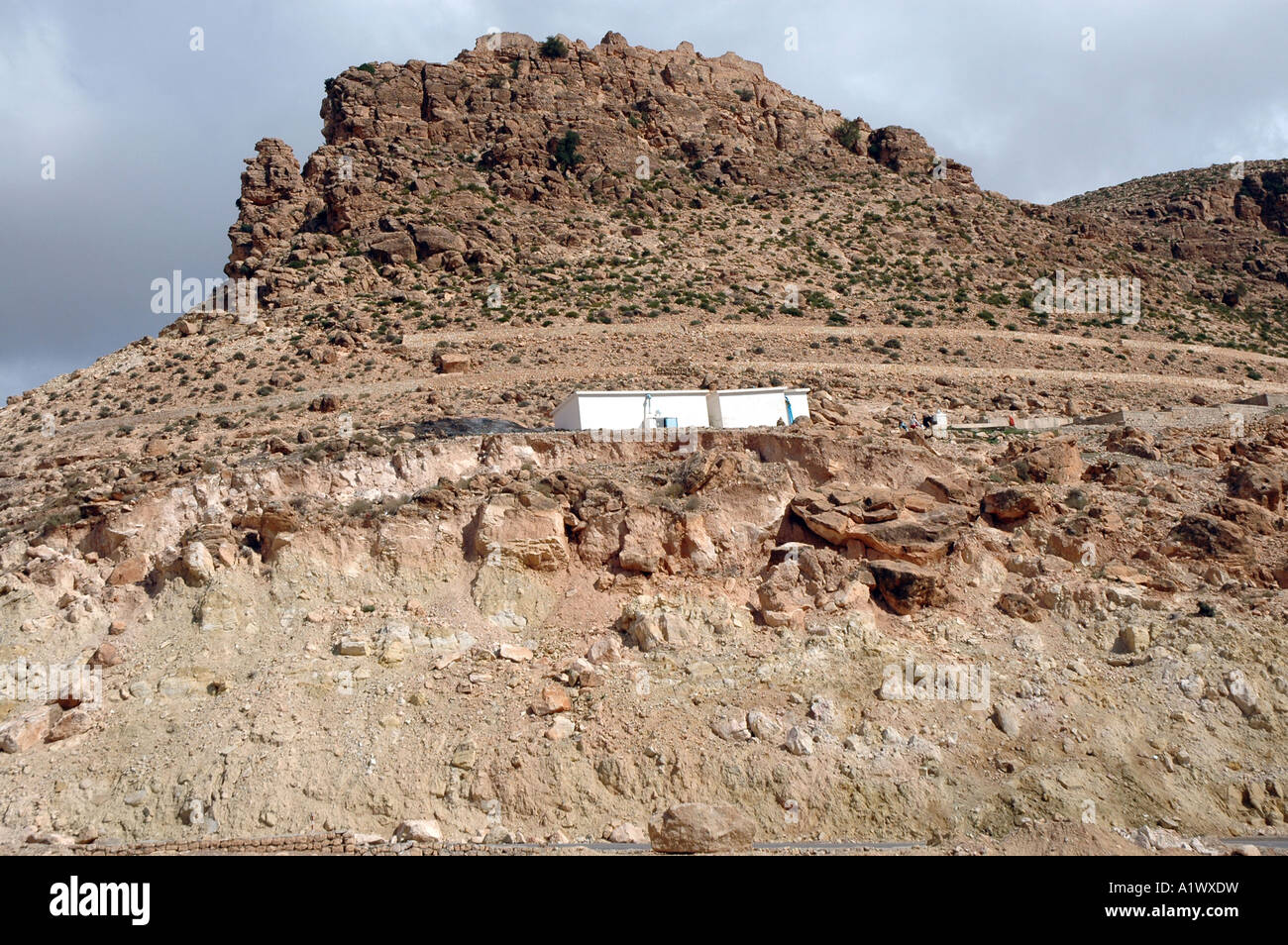 Strada vicino a Toujane villaggio montano in Tunisia Foto Stock