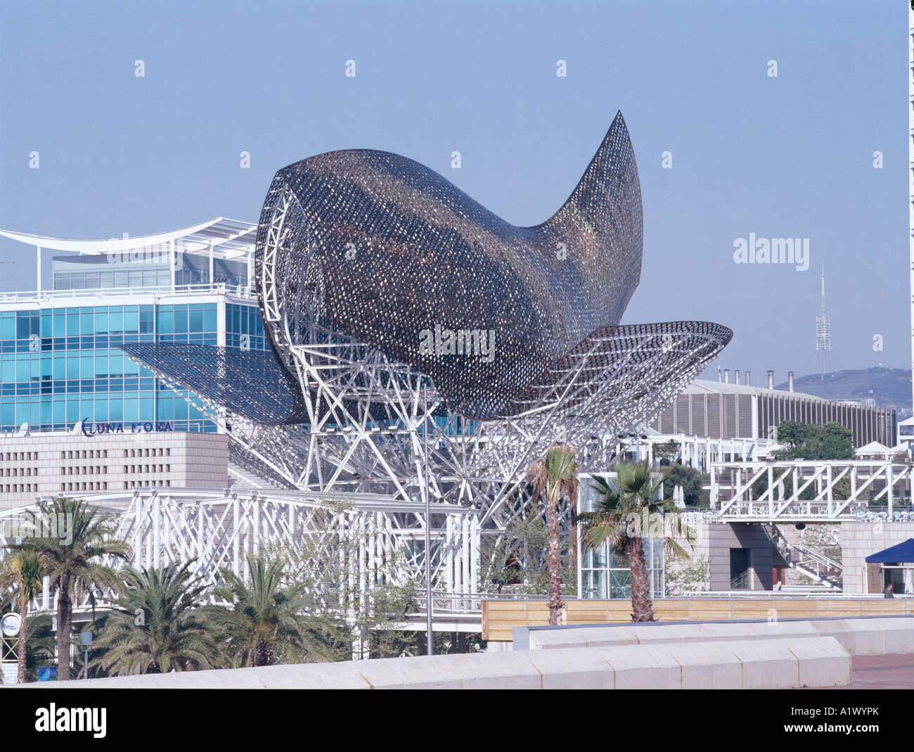 Arts Hotel. Il Porto Olimpico. Scultura di pesce, Barcelona, Spagna. Architetto: Frank Gehry o Foto Stock