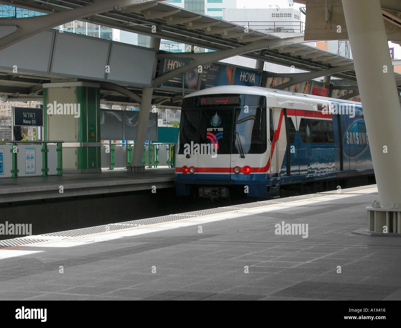 Carrello anteriore di un BTS permanente del treno presso la stazione di Nana, Bangkok, Thailandia Foto Stock